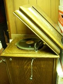 VICTROLA LOTS OF RECORDS TO