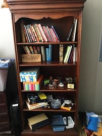 bookcase with lovely detailing on top measures: 28.5 x 16 x 68