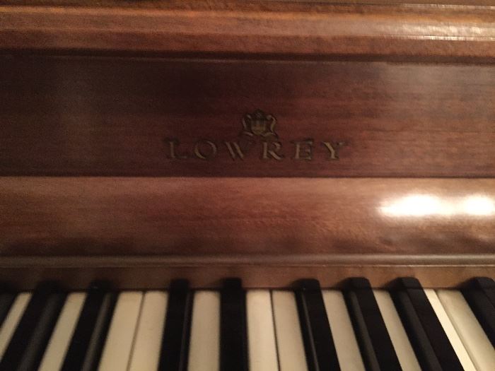 Lowrey spinet piano with bench excellent condition