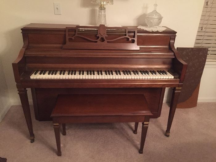 Spinet piano excellent condition 