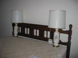 Bed and 2 lamps