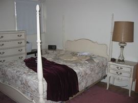 4-poster bed and 2 night stands
