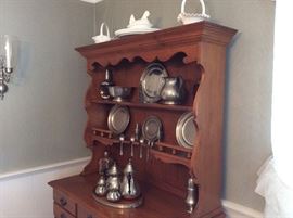 Sprague and Carleton gate leg dining room table, 2leaves and 6 chairs with matching hutch (see all pictures)