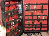 HUGE COLLECTION OF ANTIQUE AND VINTAGE PEN KNIVES IN CASE
