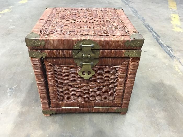 Wicker storage basket 