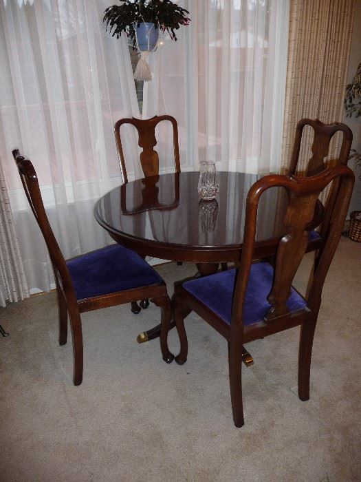 DINING TABLE W/4 CHAIRS & 2 LEAFS