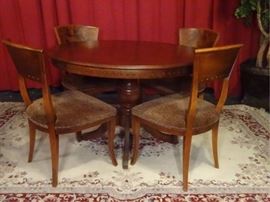 5 PIECE HARRIS MARCUS REGENCY STYLE DINING TABLE WITH 4 CHEETAH PRINT UPHOLSTERED CHAIRS