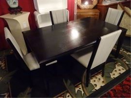 MODERN ALLIGATOR EMBOSSED PRINT DINING TABLE WITH LEAF AND 4 GRAY LEATHER CHAIRS