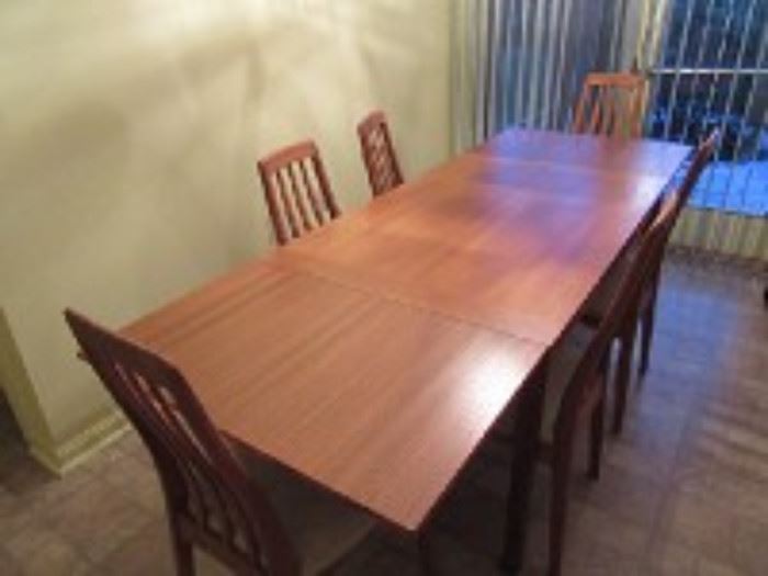 Butterfly leaf table