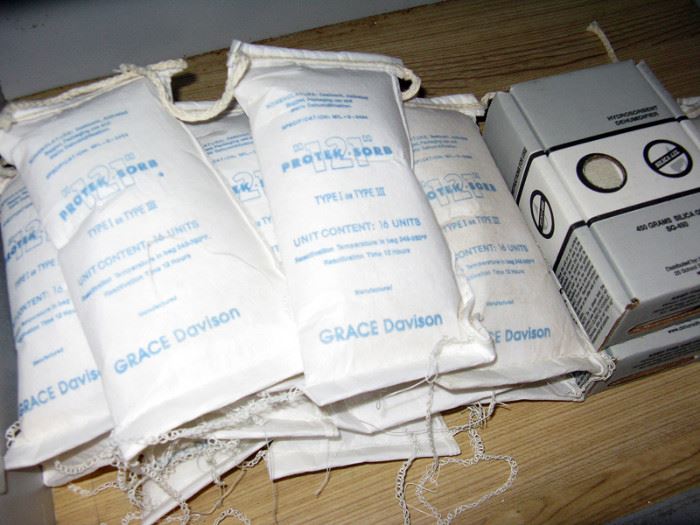 keep goods dry with desiccant packs