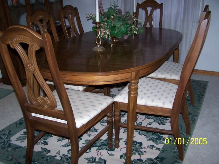 Dining table / Chairs