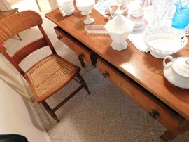 Love this dining table with 2 drawers