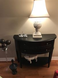 Demilune console, Nice decorative items