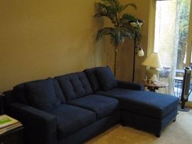 Jonathon Lewis, California. The Chaise can go on either end or in the middle.
