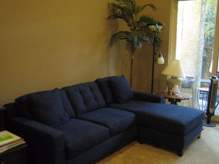 Jonathon Lewis, California. The Chaise can go on either end or in the middle.
