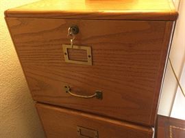 Solid oak 4-drawer file cabinet w/brass fixtures & key