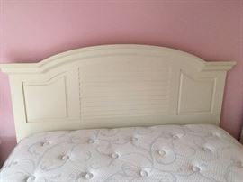Broyhill queen-sized bed
