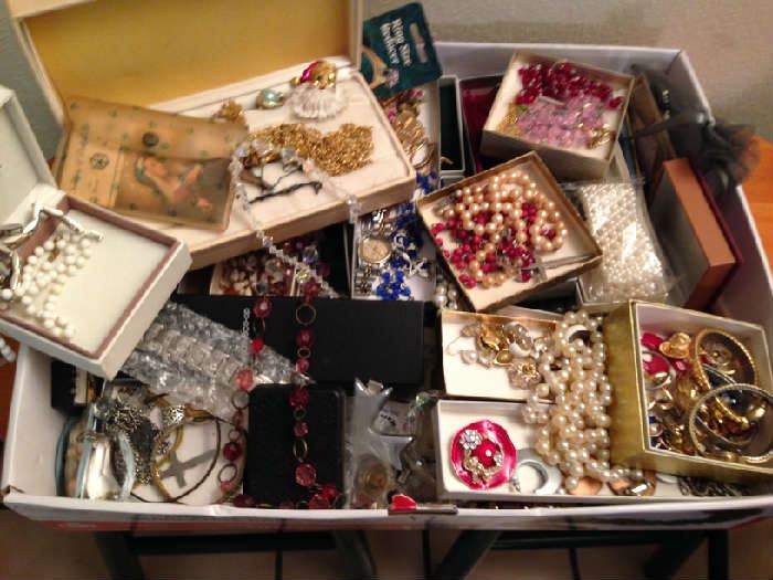 Ruby Estate Sale in Universal City, TX starts on 1/5/2017