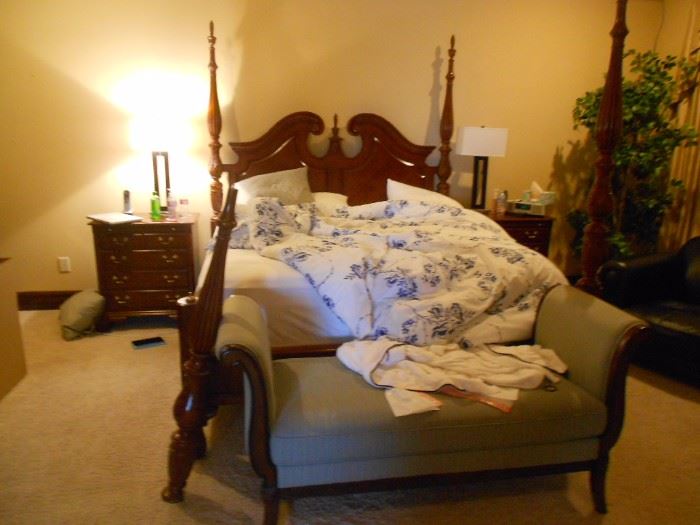 Thomasville bedroom set. One poster is broken due to children having too much fun!  Perhaps it can be replaced through Thomasville.