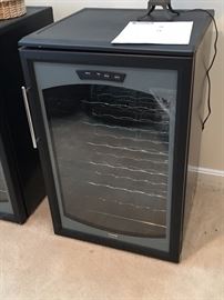 Wine refrigerator