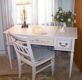 Dressing table - center lifts for storage and a mirror