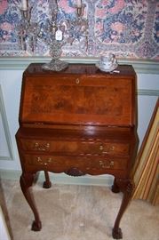Wonderful mahogany desk - small - would be great in a bedroom 
