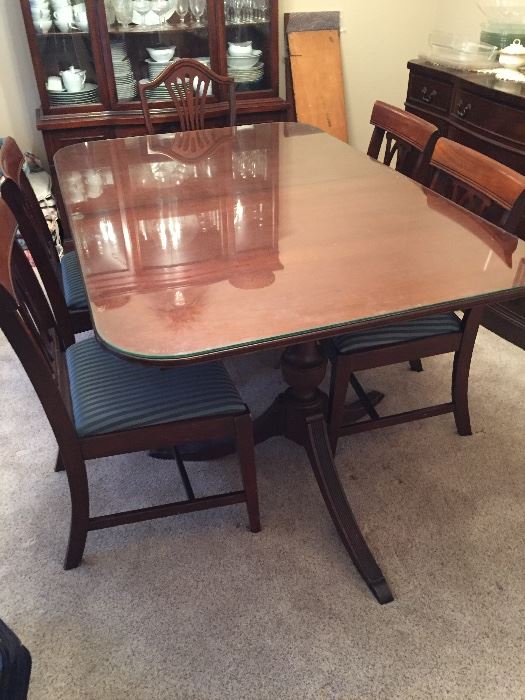 Gorgeous dining room table w/2 leaves & 6 chairs