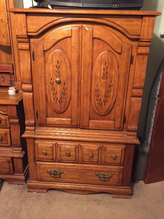 Five piece bedroom suit (5 of 5) (Armioire/Chest of drawers)
