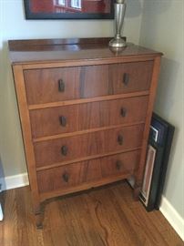 4 drawer wood dresser 