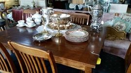 OAK MISSION STYLE DINING TABLE 6 CHAIRS SALE PRICED $295