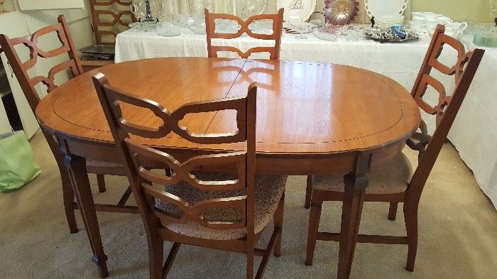 Beautiful Mid Century Modern Dining Room Set.  Has Six Chairs, One Leaf (not pictured), and Table Pads.  Excellent Condition.   