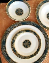 10 Pc pLace Setting Royal Doulton Carlyle and serving pieces