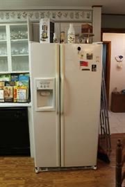 GE 2003 or 04 Fridge, works great