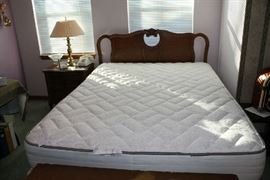 Queen size bed master bedroom like new