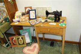 1955 working Singer sewing machine with book and accessories