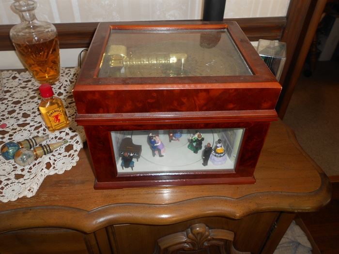 music box w/moving figures and many music discs