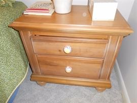 2 nightstands