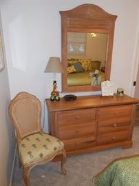 Florida Furn dresser w/ mirror 