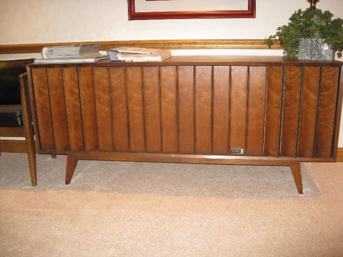 Gorgeous Zenith stereo with unique side panels that open and close.  Mint condition!