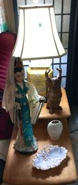 HEYWOOD WAKEFIELD END TABLE, ASIAN LAMP AND FIGURES