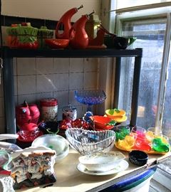 COLORFUL TABLE WEAR AND SERVING PIECES