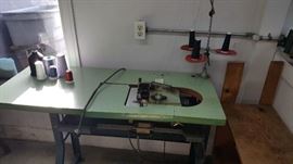 W&G 50411 OVERLOCK SINGER 1-NEEDLE-3 THREAD.  HEAVY DUTY INDUSTRIAL SEWING MACHINE W\TABLE AND MOTOR.