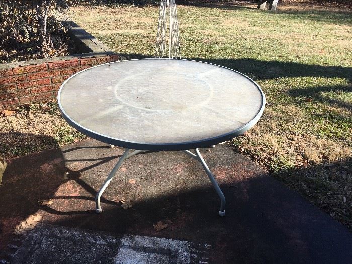 roung glass top patio table