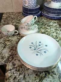 Gold rimmed flower plate set