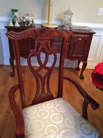 Look at that arm chair!!!!!!!