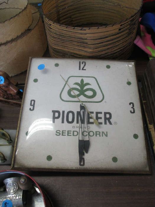 PIONEER SEEED CORN ADVERTSING CLOCK