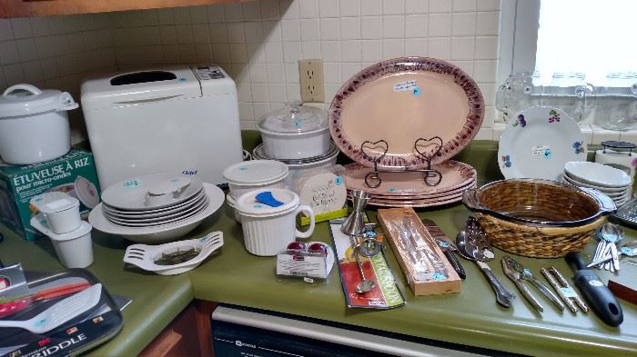 White bowels and kitchenware 