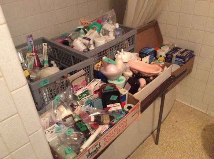 Bathroom - lots of stuff