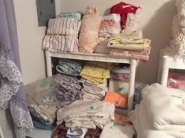 Full & queen sheets, sheet sets, individual full/queen fitted and flat sheets, blankets, etc