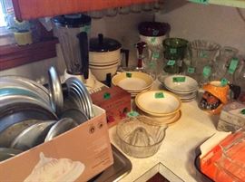 Box of lids, blender, various other dishes